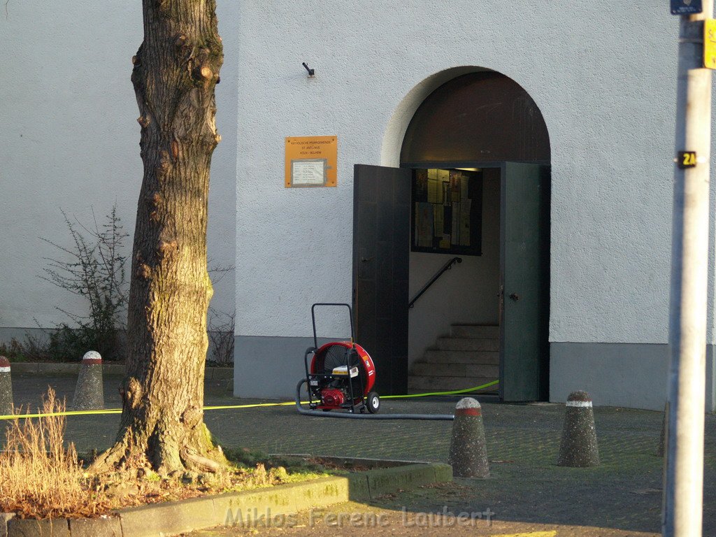 Brand in Kirche Koeln Muelheim Tiefenthalstr   P38.JPG